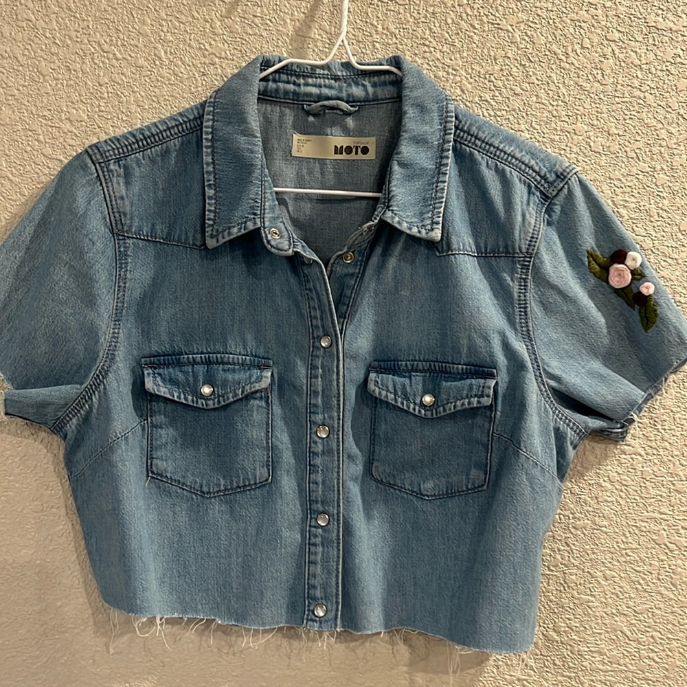 Topshop Womens US 8 Cropped Denim Shirt Pearl Snaps Raw Hem Embroidered Roses